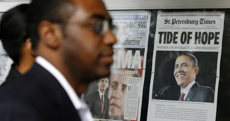 People look at newspaper front pages from around the world bearing the election victory of Barack Obama at the Newseum in Washington November 5, 2008. [Xinhua]