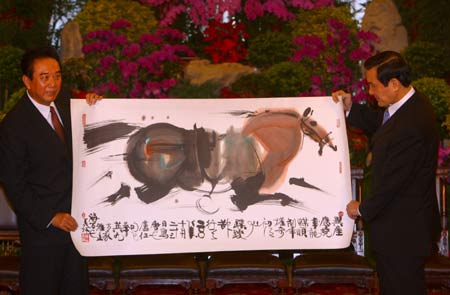 Chief of mainland&apos;s Association for Relations Across the Taiwan Straits (ARATS) Chen Yunlin (L) presents a painting of horse to Taiwan leader Ma Ying-jeou in Taipei, southeast China&apos;s Taiwan Province, Nov. 6, 2008. 
