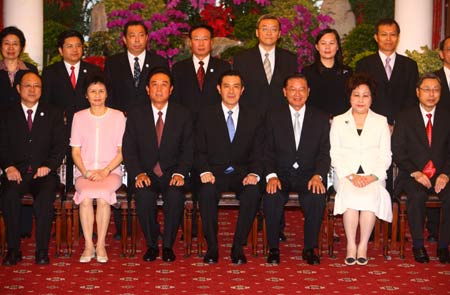 Taiwan leader Ma Ying-jeou (C front) poses for a photo with chief of mainland&apos;s Association for Relations Across the Taiwan Straits (ARATS) Chen Yunlin (3rd L) in Taipei, southeast China&apos;s Taiwan Province, Nov. 6, 2008. Ma and Chen met in Taipei at 11:00 a.m. on Thursday.