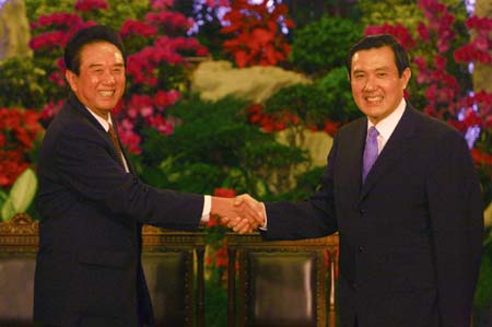 Taiwan leader Ma Ying-jeou (R) shakes hands with chief of mainland&apos;s Association for Relations Across the Taiwan Strait (ARATS) Chen Yunlin during their meeting in Taipei on Nov. 6, 2008. [Xinhua]