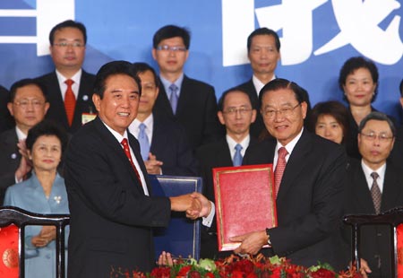 Chinese mainland&apos;s Association for Relations Across the Taiwan Straits (ARATS) President Chen Yunlin (front L) shakes hands with the Taiwan-based Straits Exchange Foundation (SEF) Chairman Chiang Pin-kung (front R) after signing four agreements on direct sea transport, direct flights, post service and food safety cooperation in Taipei of southeast China&apos;s Taiwan Province Nov. 4, 2008.(Xinhua/Xing Guangli)