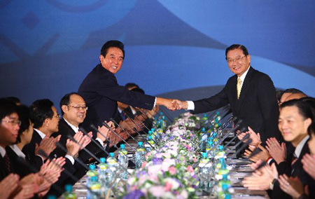 Chinese mainland&apos;s Association for Relations Across the Taiwan Straits (ARATS) President Chen Yunlin (L) shakes hands with the Taiwan-based Straits Exchange Foundation (SEF) Chairman Chiang Pin-kung (R) during their talks in Taipei of southeast China&apos;s Taiwan Province Nov. 4, 2008. 