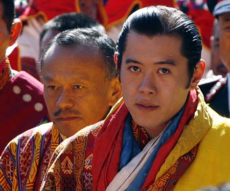 Bhutan's King Jigme Khesar Namgyel Wangchuck walks with Prime Minister Jigmi Thinley (L) during his coronation ceremony in Thimpu November 6, 2008. [Xinhua/Reuters]