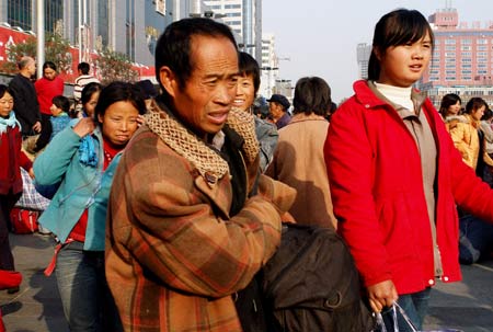 Migrant workers who quit their jobs in Guangdong province arrive in Zhengzhou, Henan province, on Monday. 