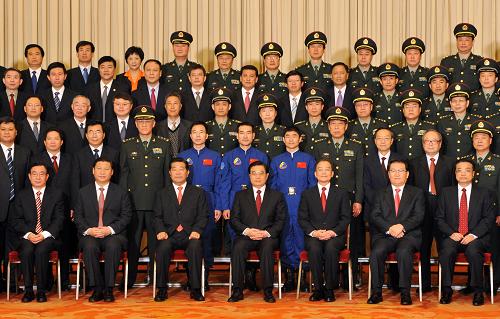 China's top leadership takes photos with staff of the Shenzhou VII mission.