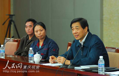 Bo Xilai (R), Secretary of the Chongqing Municipal Committee answers questions from the city's taxi drivers during talks with their representative on Thursday, November 6, 2008. [Photo: cq.people.com.cn]