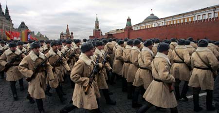 Soldiers in historical uniforms take part in a military parade in the Red Square in Moscow, November 7, 2008. Moscow marked the anniversary of a historical parade in 1941 when Soviet soldiers marched through the Red Square to the front lines of World War II. [Xinhua/AFP] 