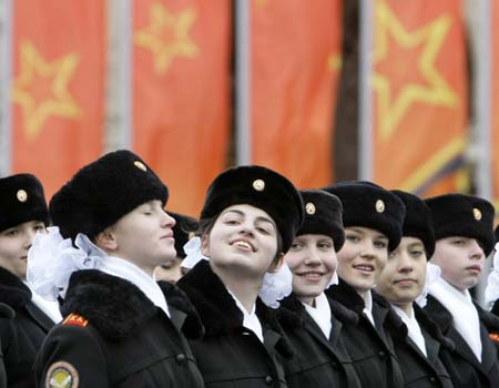 Cadets in historical uniforms take part in a military parade in the Red Square in Moscow, November 7, 2008. Moscow marked the anniversary of a historical parade in 1941 when Soviet soldiers marched through the Red Square to the front lines of World War II. [Xinhua/Reuters]