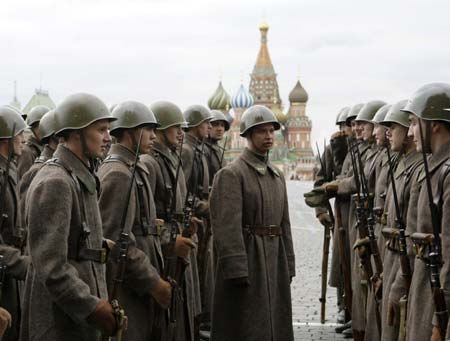 Soldiers in historical uniforms take part in a military parade in the Red Square in Moscow, November 7, 2008. Moscow marked the anniversary of a historical parade in 1941 when Soviet soldiers marched through the Red Square to the front lines of World War II. [Xinhua/Reuters] 