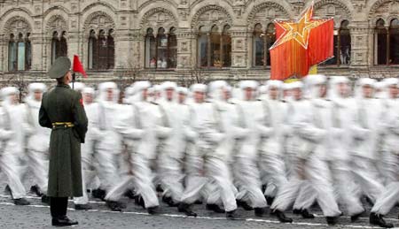 Soldiers in historical uniforms take part in a military parade in the Red Square in Moscow, November 7, 2008. Moscow marked the anniversary of a historical parade in 1941 when Soviet soldiers marched through the Red Square to the front lines of World War II.[Xinhua/AFP]