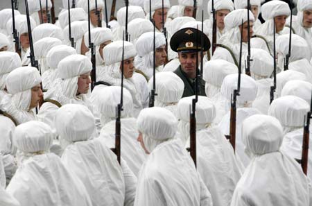 Soldiers in historical uniforms take part in a military parade in the Red Square in Moscow, November 7, 2008. Moscow marked the anniversary of a historical parade in 1941 when Soviet soldiers marched through the Red Square to the front lines of World War II.[Xinhua/Reuters]