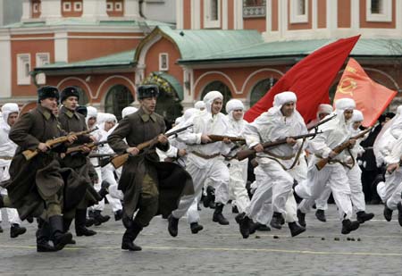 Soldiers in historical uniforms take part in a military parade in the Red Square in Moscow, November 7, 2008. Moscow marked the anniversary of a historical parade in 1941 when Soviet soldiers marched through the Red Square to the front lines of World War II.[Xinhua/Reuters] 