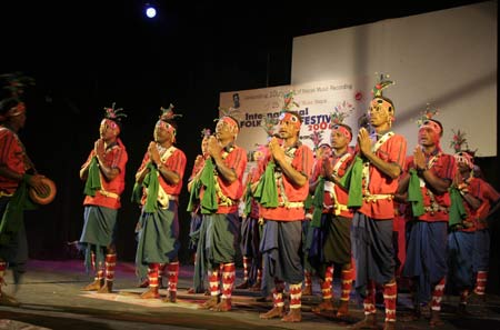 Nepalese ethnic cultural group form eastern Nepal perform traditional dance 'Sataar Naach' during the International Folk Music Festival in Kathmandu, capital of Nepal, on Nov. 7, 2008. [Xinhua] 