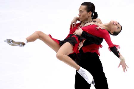 Pang Qing/Tong Jian of China compete during pairs' free skating at SAMSUNG Anycall Cup of China ISU Grand Prix of Figure Skating 2008 in Beijing, capital of China, on Nov. 7, 2008. Pang Qing/Tong Jian won the bronze medal with a total point of 171.86. [Xinhua] 