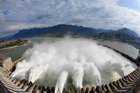Flood water gushes out from the sluice gates of the Three Gorges Dam which is located in Yichang of central China's Hubei province on November 7, 2008. The dam starts to discharge water to face the infrequent winter flood as a result of continual rainfall in the upriver regions of the Yangtze River. [Xinhua] 