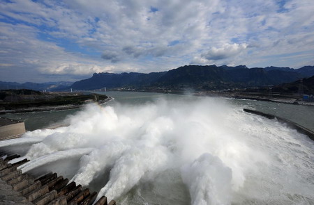 Flood water gushes out from the sluice gates of the Three Gorges Dam which is located in Yichang of central China's Hubei province on November 7, 2008. The dam starts to discharge water to face the infrequent winter flood as a result of continual rainfall in the upriver regions of the Yangtze River. [Xinhua]