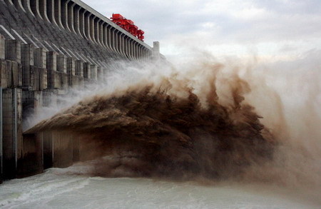 Flood water gushes out from the sluice gates of the Three Gorges Dam which is located in the Yichang of central China's Hubei province on November 7, 2008. The dam starts to discharge water to face the infrequent winter flood as a result of continual rainfall in the upriver regions of the Yangtze River. [Xinhua] 
