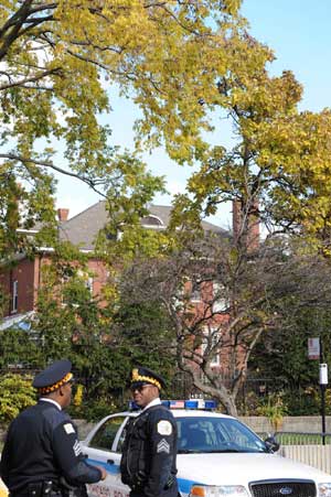 Policemen guard United States President-elect Barack Obama&apos;s residence, No. 5046 on Greenwood Avenue in south Chicago Nov. 7, 2008. The US has strengthened security for Obama&apos;s residence after he won the presidential election.