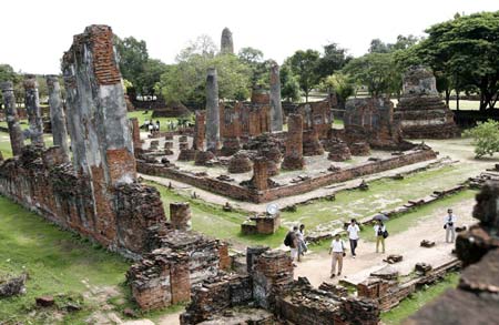 Tourists visit a historical remains in Ayutthaya province of Thailand, Nov. 6, 2008. Thai tourism is expected to lose 1.5-2.1 billion U.S. dollars if the country&apos;s polictical crisis lasts till the end of the year, according to a Thailand-based research center. Tourism earned for Thailand 23.5 billion dollars in 2007.