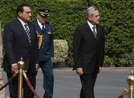 Lebanese President Michel Suleiman (R) walks with his Egyptian counterpart Hosni Mubarak (L) at the presidential palace in Cairo, Egypt November 8, 2008.