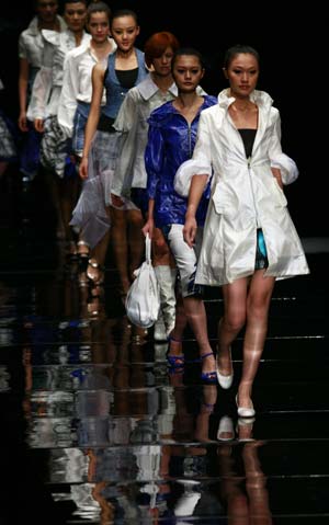 Models present creations by Chen Guofa at 2009 China International Fashion Week (Spring/Summer Series) in Beijing, capital of China, on Nov. 8, 2008.