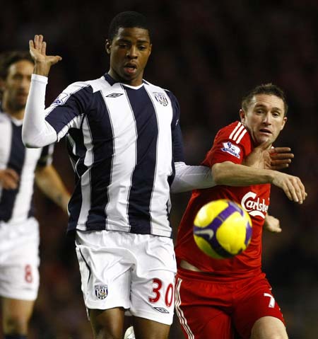 Liverpool&apos;s Robbie Keane (R) challenges West Bromwich Albion&apos;s Ryan Donk during their English Premier League soccer match in Liverpool, northern England, November 8, 2008.