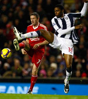 Liverpool&apos;s Robbie Keane (L) challenges West Bromwich Albion&apos;s Ryan Donk during their English Premier League soccer match in Liverpool, northern England, November 8, 2008.