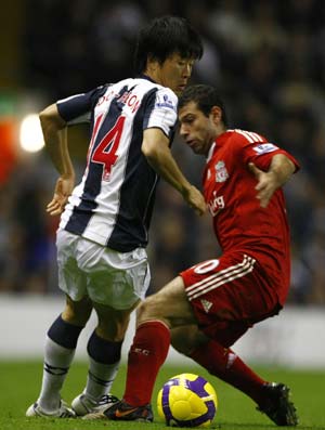 Liverpool&apos;s Javier Mascherano (R) challenges West Bromwich Albion&apos;s Kim Do-Heon during their English Premier League soccer match in Liverpool, northern England, November 8, 2008.