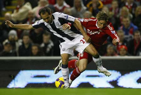 Liverpool&apos;s Fernando Torres (R) challenges West Bromwich Albion&apos;s Borja Valero during their English Premier League soccer match in Liverpool, northern England, November 8, 2008.