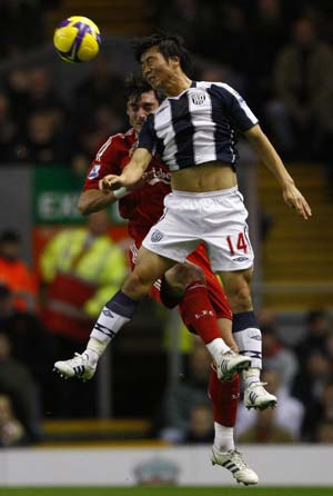 Liverpool&apos;s Albert Riera (L) challenges West Bromwich Albion&apos;s Kim Do-Heon during their English Premier League soccer match in Liverpool, northern England, November 8, 2008.