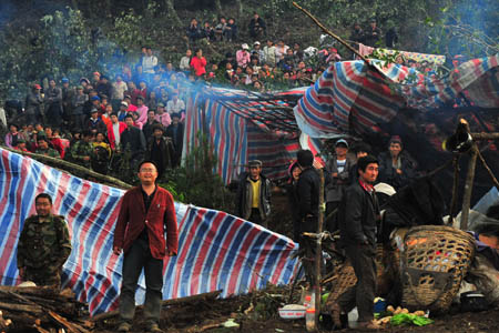 Local residents wait for help at a temporary shelter in Xishelu Township in Chuxiong Yi Autonomous Prefecture of southwest China's Yunnan Province, in this photo taken on November 6, 2008. [Xinhua]
