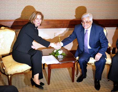 Palestinian President Mahmoud Abbas (R) shakes hands with Israeli Foreign Minister Tzipi Livni before their meeting in Egyptian Red Sea resort of Sharm el-Sheikh on Nov. 9, 2008. Abbas and Livni held closed-door talks here on the sidelines of the Middle East Quartet Principals Meeting Sunday. [Xinhua]