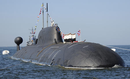 Russian seamen line up on an unidentified submarine believed to be an Akula-class submarine during a military parade training in Vladivostok in this July 25, 2008 file photo. [Xinhua/Reuters]