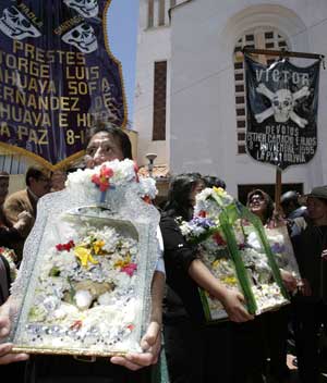 Devotees carry skulls after a ceremony on the Day of Skulls at a church in the General Cemetery of La Paz November 8, 2008.