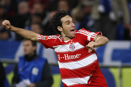 Bayern Munich&apos;s Luca Toni celebrates a goal against Schalke 04 during the German Bundesliga soccer match in Gelsenkirchen November 9, 2008.