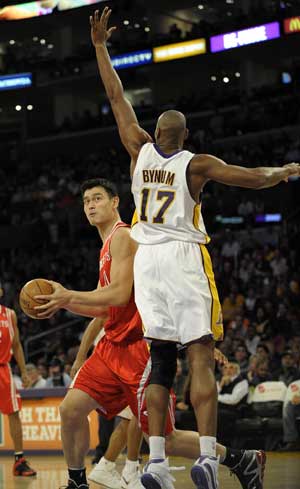 Yao Ming (L) of Houston Rockets breaks through during the NBA game between Houston Rockets and Los Angeles Lakers at Staples Center in Los Angeles, CA, the United States, Nov. 9, 2008. [Xinhua]