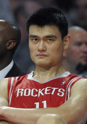 Yao Ming of Houston Rockets watches the NBA game between Houston Rockets and Los Angeles Lakers at Staples Center in Los Angeles, CA, the United States, Nov. 9, 2008. Rockets lost 82-111. [Xinhua]