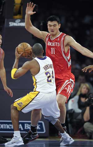 Yao Ming (R) of Houston Rockets defends Kobe Bryant of Los Angeles Lakers during their NBA game at Staples Center in Los Angeles, CA, the United States, Nov. 9, 2008. [Xinhua]