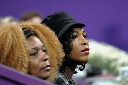  Mother and sister of U.S. tennis player Venus Williams watch during the WTA Tour Championships final tennis match in Doha November 9, 2008. [Xinhua]