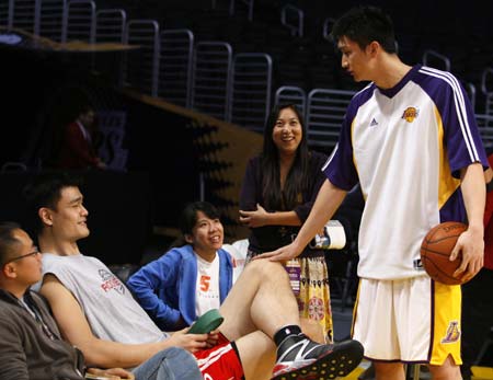 Los Angeles Lakers' Sun Yue of China (R) greets compatriot Houston Rockets' Yao Ming before their NBA basketball game in Los Angeles November 9, 2008.