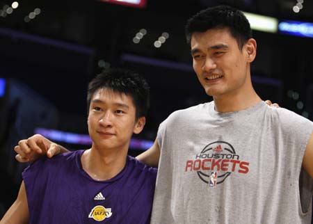 Los Angeles Lakers' Sun Yue of China (L) poses with compatriot Houston Rockets' Yao Ming before their NBA basketball game in Los Angeles November 9, 2008.
