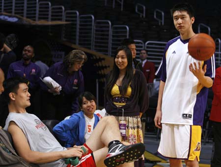Los Angeles Lakers player Sun Yue (R) of China chats to compatriot Houston Rockets player Yao Ming before their NBA basketball game in Los Angeles, November 9, 2008. [Agencies]