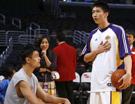 Los Angeles Lakers player Sun Yue of China (R) chats to compatriot Houston Rockets player Yao Ming before their NBA basketball game in Los Angeles, November 9, 2008. [Agencies]