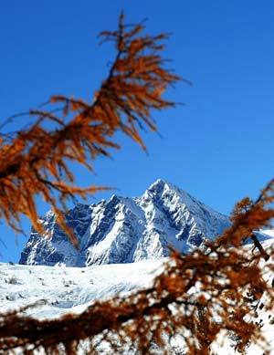 The photo taken on Oct. 30, 2008 shows a peak of the Baima Snow Mountain in Deqin, southwest China's Yunnan Province. The Baima Snow Mountain has more than 20 peaks with altitudes of over 5,000 meters. Dozens of splendid snow mountains in northwest Yunnan make the province a dreamland of tourism. (Xinhua/Zou Zheng)