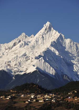 The photo taken on Nov. 1, 2008 shows the Kawadgarbo Peak, the highest peak of the Meili Snow Mountain with an altitude of 6,740 meters in Deqin, southwest China's Yunnan Province. (Xinhua/Zou Zheng)