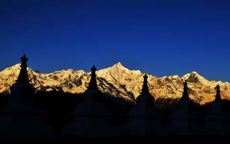 The photo taken on Nov. 3, 2008 shows the Meili Snow Mountain behind a row of pagodas in Deqin, southwest China's Yunnan Province. (Xinhua/Zou Zheng) 