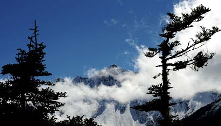 The photo taken on Oct. 30, 2008 shows a peak of the Baima Snow Mountain in Deqin, southwest China's Yunnan Province. (Xinhua/Zou Zheng) 