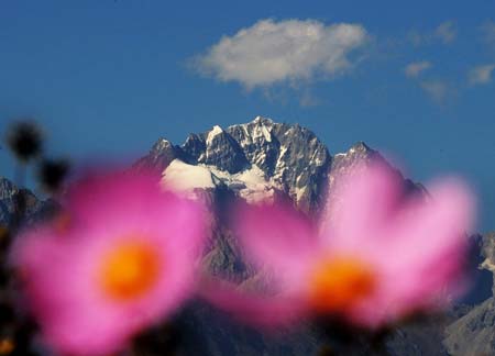 The photo taken on Oct. 23, 2008 shows the Yulong Snow Mountain in Lijiang, southwest China's Yunnan Province. [Xinhua/Zou Zheng]