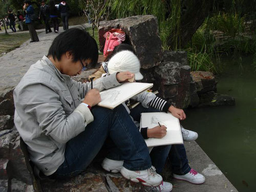 This undated photo shows art students make sketches of Slim West Lake in Yangzhou, a city in east China's Jiangsu Province. [Photo: CRIENGLISH.com]