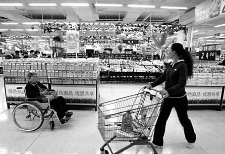 After the global retailing giant Wal-Mart opened its first energy-efficient store in Beijing's Wangjing area at the end of October, Beijingers shopping there are helping the city improve its environment.